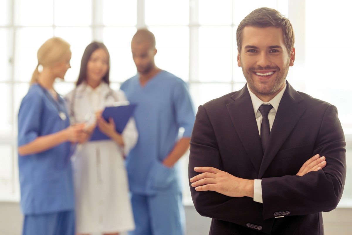 photo-gestionnaire-avec-equipe-medicale-arriere-plan