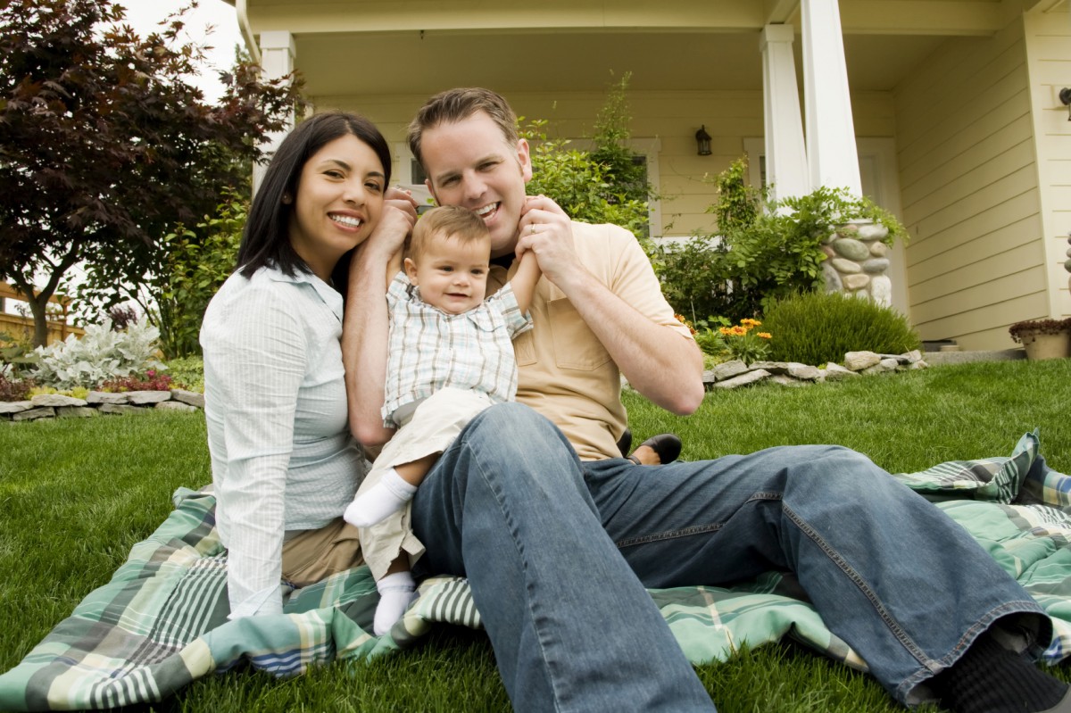 photo-une-famille-assise-sur-herbe