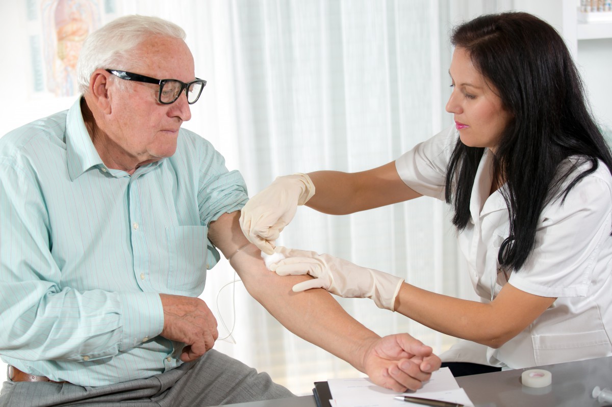 infirmiere-prenant-une-prise-sang-monsieur