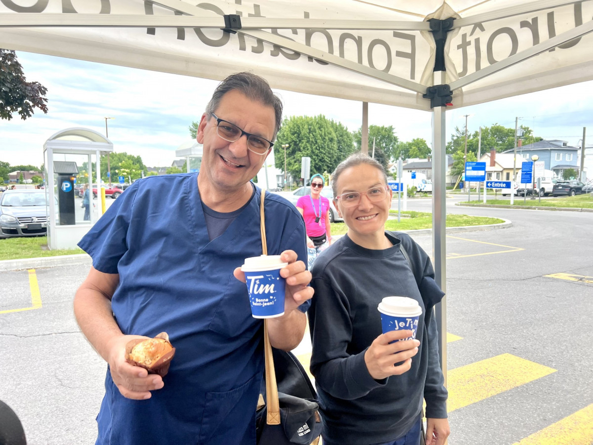 distribution-de-douceurs-hopital-du-suroit